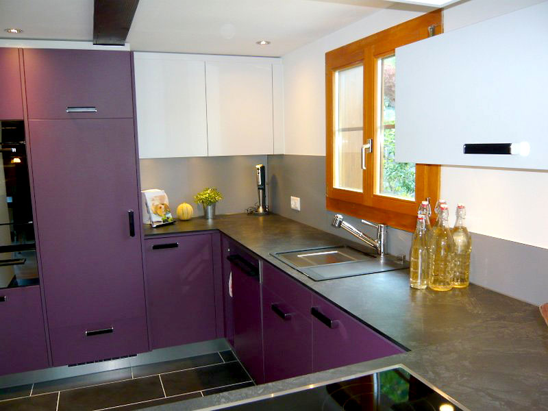 Bild einer Küche aus Weiss und Violett