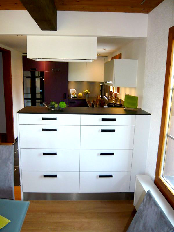 Bild einer Küche aus Weiss und Violett